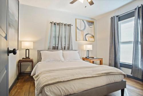 um quarto com uma cama, 2 candeeiros e uma janela em Holiday Retreat Studio In Okc Close To Everything em Oklahoma City