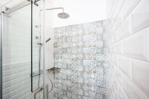 uma casa de banho com um chuveiro e uma porta de vidro em La Meridiana B&B em Casale sul Sile