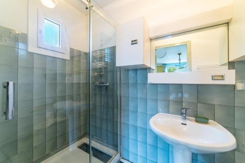 une salle de bain avec un lavabo et une douche dans l'établissement Céleste - Maison 3 chambres et jardin, au Pradet