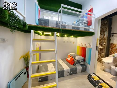Palanda nebo palandy na pokoji v ubytování Wind Natural Parent-Child Inn II