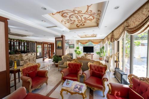 een woonkamer met rode meubels en een televisie bij ASTORIA PARK Hotel & Spa ALL INCLUSIVE in Antalya