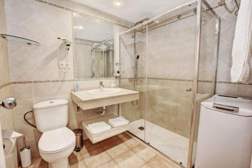 La salle de bains est pourvue d'une douche, de toilettes et d'un lavabo. dans l'établissement Luxury Apartment in BenalBeach with Water Park, à Benalmadena Costa