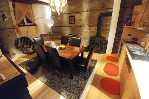 - une salle à manger avec une table et une cuisinière dans l'établissement EskiZ - Our stone home, à Chepelare