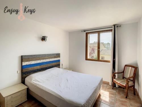 1 dormitorio con 1 cama, 1 silla y 1 ventana en Magnifique Villa Provençale en Mallemort