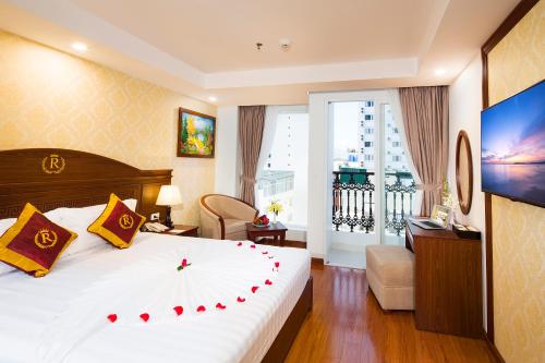 um quarto de hotel com uma cama e uma varanda em Regalia Nha Trang em Nha Trang