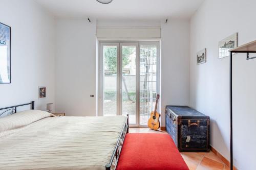 una camera con un letto e un tappeto rosso di Casa Giancarlo by Rentbeat a Roma