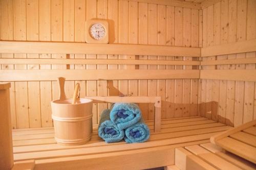 eine Sauna mit zwei Handtüchern und einem Tisch darin in der Unterkunft Ferienwohnung "Urlaub bei Lina" in Hergatz