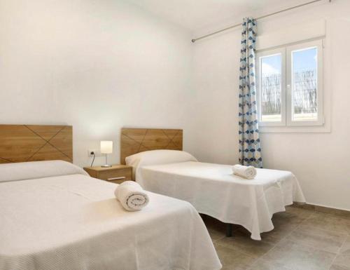 1 Schlafzimmer mit 2 Betten und einem Fenster in der Unterkunft Villa Montenmedio Paula in El Soto