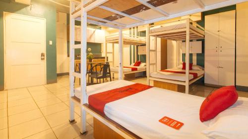 Postel nebo postele na pokoji v ubytování RedDoorz at Crowne One Condo