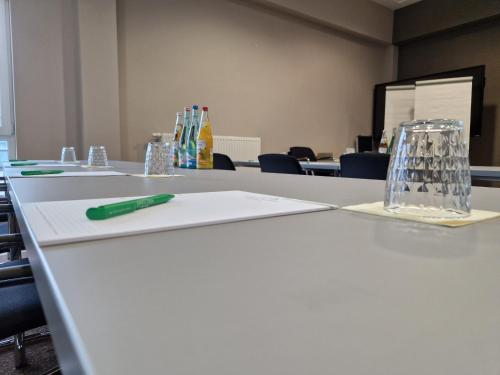 a table with a green pen on top of it at Kedi Hotel Papenburg in Papenburg
