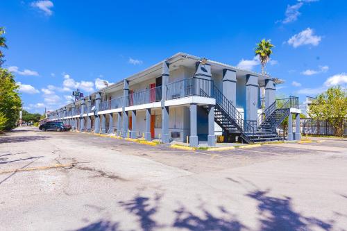 een gebouw met een parkeerplaats naast een straat bij OYO Hotel Houston, TX near Medical Center NRG Stadium in Houston