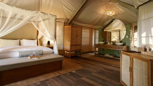 um quarto com uma cama numa tenda em Visama Mae Chan 