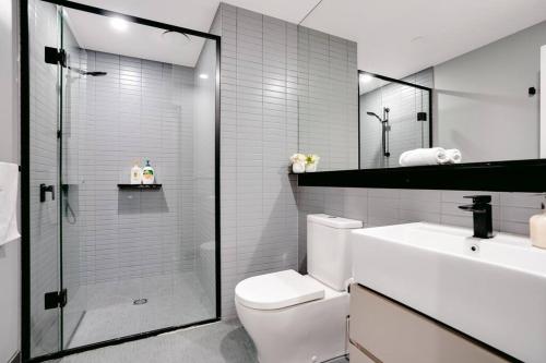 een badkamer met een toilet, een wastafel en een douche bij "Hidden Gem" Cosy 2B apt in central Melbourne#UT2602 in Melbourne