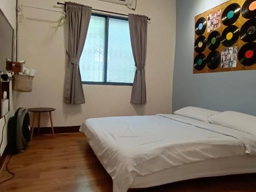 a bedroom with a bed and a window at 肆拾光陰 寵物友善 老宅民宿 Forty Time Homestay in Longjing