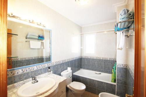 Φωτογραφία από το άλμπουμ του Perfect Family Getaway Fully Equipped 3-Bedroom Home with Pool in Cala Capitán Torrevieja σε Cabo Roig