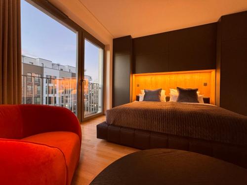 sypialnia z łóżkiem, krzesłem i oknem w obiekcie Townhouse Alaunpark w Dreźnie