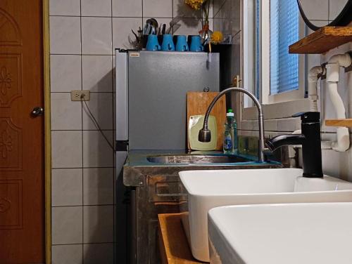 a kitchen with a sink and a counter top at 肆拾光陰 寵物友善 老宅民宿 Forty Time Homestay in Longjing