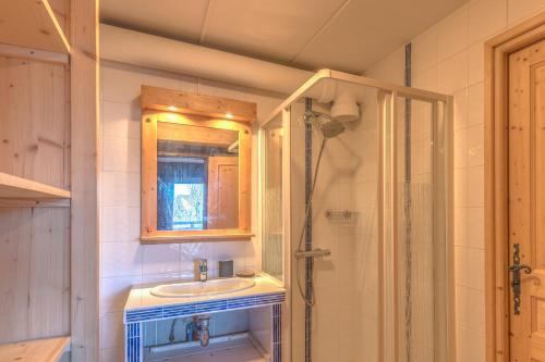 un bagno con lavandino e doccia di ArboRêve - Station de ski à pied vue montagne a Megève