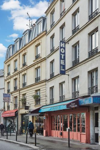 un bâtiment situé dans une rue en face d'un bâtiment dans l'établissement Hotel Petit Vix, à Paris