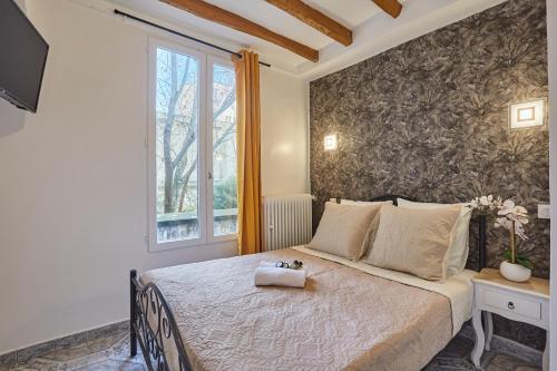 - une chambre avec un lit et une fenêtre dans l'établissement Hotel Petit Vix, à Paris