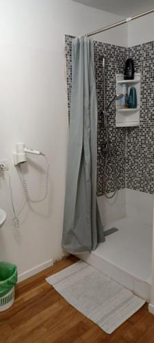 コモにあるComo 3 B&Bのバスルーム(シャワー、シャワーカーテン付)