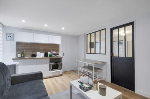 un salon avec un canapé et une table dans l'établissement 01.Appart 4pers#2 Bedrooms#Pigalle#Opéra#Paris 9, à Paris