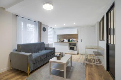 un salon avec un canapé et une table dans l'établissement 01.Appart 4pers#2 Bedrooms#Pigalle#Opéra#Paris 9, à Paris