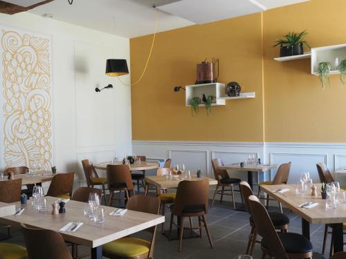 Hotel l'Orée Des Vignes tesisinde bir restoran veya yemek mekanı