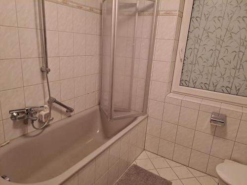 Koupelna v ubytování Schöne helle Wohnung nähe Parkanlage