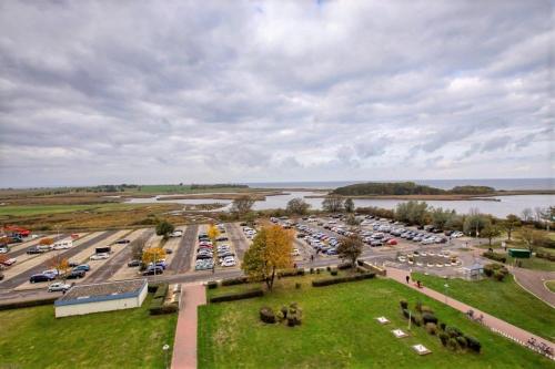 eine Luftansicht eines Parkplatzes neben einem Fluss in der Unterkunft Ferienpark - Haus F, App 0F0701 in Heiligenhafen
