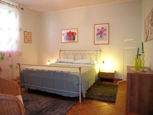 ein Schlafzimmer mit einem Bett in einem Zimmer in der Unterkunft Villino Blu private villa on the Chianti hils 102 pax in Loro Ciuffenna