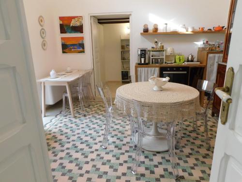 a living room with a table and a kitchen at MandorleOlio in Polignano a Mare
