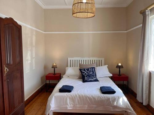 Un pat sau paturi într-o cameră la ‘Weltevrede’ Cosy Seaside Cottage