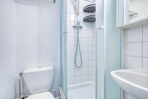une salle de bain avec une douche, des toilettes et un lavabo dans l'établissement Studio proche Mairie du 14e arrondissement - II, à Paris