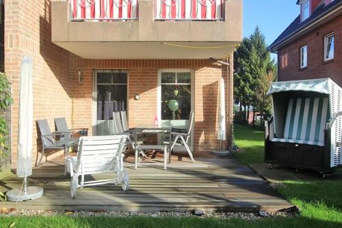 een terras met stoelen en een tafel op een huis bij Ferienwohnung Hamburg in Boltenhagen