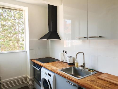 a kitchen with a sink and a dishwasher at EXIGEHOME-Appart très lumineux aux portes de Paris in Suresnes