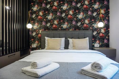 ein Schlafzimmer mit einem großen Bett mit Handtüchern darauf in der Unterkunft City life in Belgrad