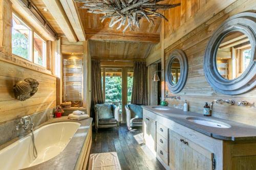 uma casa de banho com uma banheira e um lavatório em Le Chalet à Val d'Isère em Le Joseray
