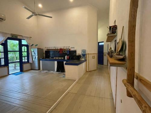 una grande cucina con ventilatore a soffitto in camera di La Due Thulusdhoo a Thulusdhoo