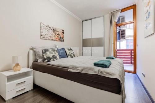 ein Schlafzimmer mit einem großen Bett und einem Fenster in der Unterkunft Pink Flamingo : Leo Lane Getaway in Budapest