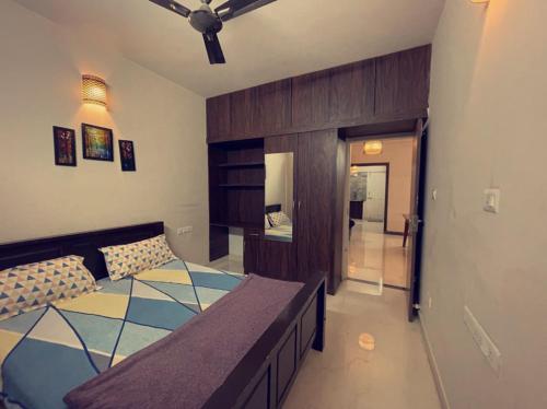 1 dormitorio con 1 cama grande y pasillo en The Canopy House en Bangalore