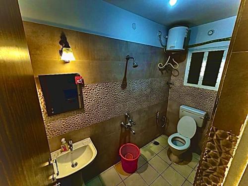 y baño con lavamanos, aseo y lavamanos. en The Canopy House en Bangalore