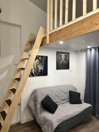 Cette chambre dispose d'un lit en mezzanine. dans l'établissement Beau petit studio avec terrasse et 2 couchages, à Fos-sur-Mer