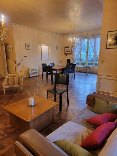 un salon avec un canapé et une table dans l'établissement Villa de charme de 2 à 6 personnes, à Thyez