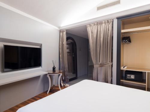 TV a/nebo společenská místnost v ubytování The Glam Boutique Hotel & Apt