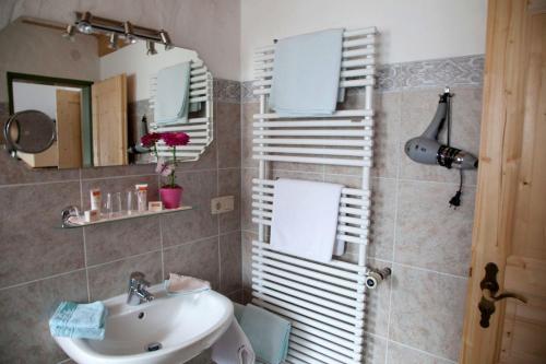 a bathroom with a sink and a mirror at Ferienwohnung Reintal in Grainau