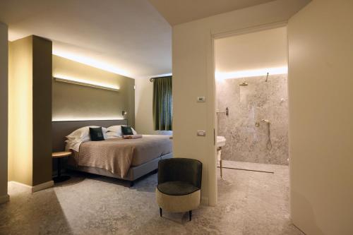 Marano sul PanaroにあるAgriturismo Acetaia Sereniのベッドとシャワー付きのホテルルーム