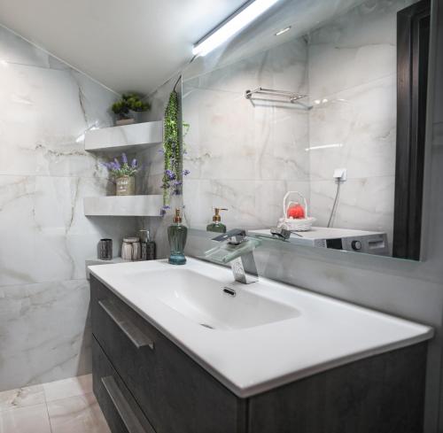Nona's Central House 3bd with a Garden In the City Center By Villa Mana Gers
