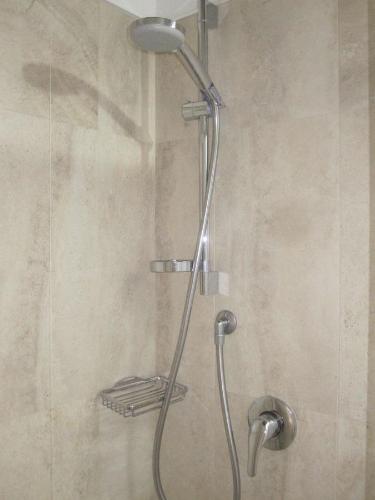 łazienka z prysznicem z głowicą prysznicową w obiekcie B&B Parva Domus w mieście Lamezia Terme