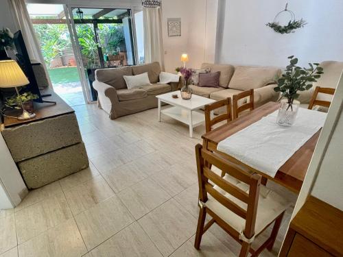 ein Wohnzimmer mit einem Sofa und einem Tisch in der Unterkunft La casita de Mon - Radazul in Radazul